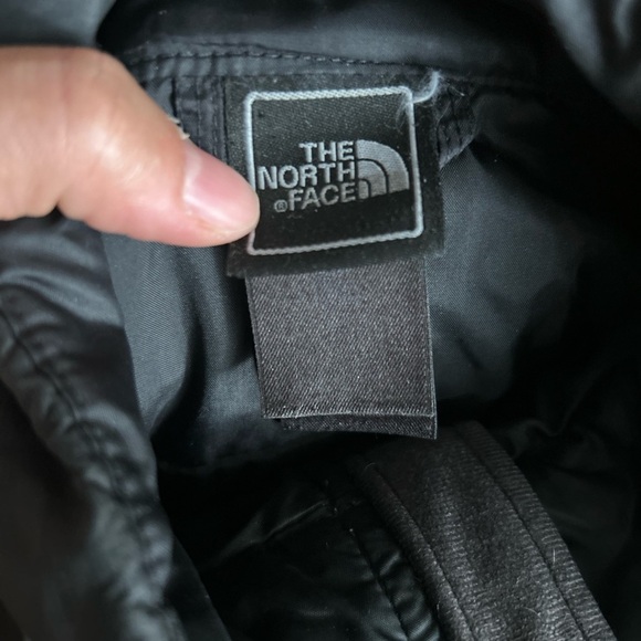 The North Face Kids Black Puffer Jacket lightweight - Picture 3 of 6